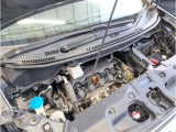 異音や油脂類の漏れもなく奇麗なエンジンルーム。納車整備時にはバッテリー、エンジンオイル、オイルフィルター、エアコンフィルター、ワイパーブレード、スマートキー電池など当店の整備メニューを施して納車します。