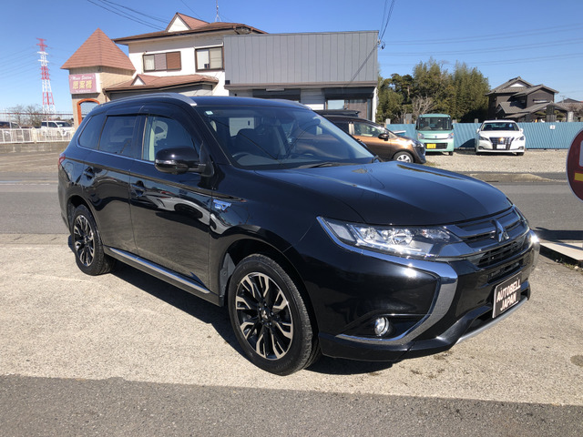 三菱 アウトランダーPHEV 2.0 G セイフティパッケージ 4WD 純正ナビ