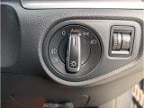 ヘッドライトはAUTO機能が付いてますので暗くなると自動でライトが点灯し明るくなると自動消灯します。付いていると意外に便利な装備品の1つです。