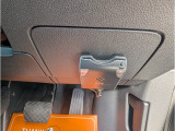ETC車載器は運転席足元に設置されます。カードの出し入れがし易い位置です。