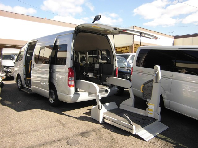 ハイエースコミューター車いす移動車ウェルキャブ 車いす4台固定