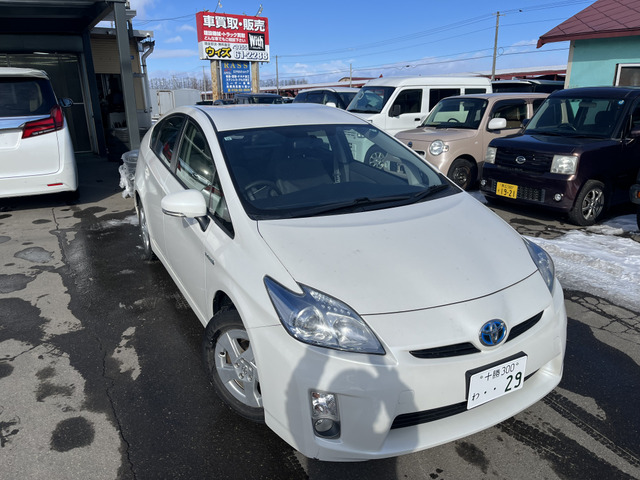 プリウス 1.8 S レンタカー使用中。