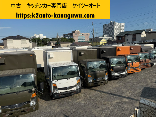 マツダ ボンゴトラック キッチンカーベースにシンク、販売口サッシ の