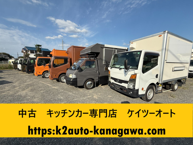 マツダ ボンゴトラック キッチンカーベースにシンク、販売口サッシ の