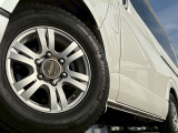 足元にはスタイリッシュなアルミホイール!