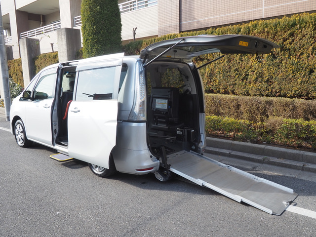 セレナ  車いす2名仕様 計7名 福祉車両