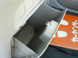 インパネ・アンダーBOX☆鍵・財布入れに便利です!運転席・助手席から届く所にあるので使い勝手がいいですよ!