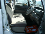 乗り降りしやすい運転席☆足元も広いので快適に運転できます (・&forall;・)イイネ!!
