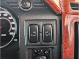 パワースライドドアはもちろん両側ともに装着されてます!運転席の操作ボタンの他、スマートキーのボタンでも開閉操作可能です。もちろん両側ともスムーズに開閉します。