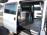 リアシートを倒して荷室にした状態です。軽箱バンとしては荷室も軽バン最大級で大きく、オートバイのトランポにも人気のサンバーバンです