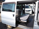 リアシートを倒して荷室にした状態です。軽箱バンとしては荷室も軽バン最大級で大きく、オートバイのトランポにも人気のサンバーバンです