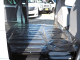 リアシートを倒して荷室にした状態です。軽箱バンとしては荷室も軽バン最大級で大きく、オートバイのトランポにも人気のサンバーバンです