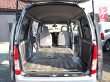 リアシートを倒して荷室にした状態です。軽箱バンとしては荷室も軽バン最大級で大きく、オートバイのトランポにも人気のサンバーバンです
