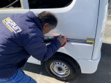 当店のこだわりは、仕入れた車両の全てに、研磨加工を施工して水垢や汚れを取り除きます。プロによる研磨加工で、美しい輝きが戻ります!
