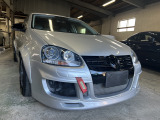 さらに本車両は ✔ K&W車高調 ✔ 社外マフラー ✔ 社外アルミホイール ✔ 社外エアロ ✔ 追加メーター ✔ 前置きインタークーラーなど、スポーツ志向のカスタムが多数装着された希少なドレスアップ車