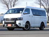 4WD・寒冷地仕様の10人乗りワゴンGLが入庫♪普通免許で運転OK!アウトドア映えする外装に加えフルフラットや対面など多彩なアレンジが可能なベッドキット付き!シーンを選ばず活躍する1台です!