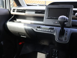 ナビゲーションシステム[AM&FMラジオ/USB&Bluetooth接続対応]やビルトインETC車載器[音声タイプ]などオプション装備を含め充実の装備内容となっております!!