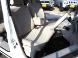 運転席と助手席の真ん中のひじ掛けには小物入れが付いていますので便利です。ベンチシートでどちらからのドアからでも簡単に乗り降りできますし足元も広々で窮屈さがありません。
