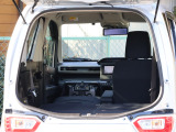 人気のボディーカラー『シルキーシルバーメタリック[ブラックインテリア仕様車]』♪助手席前倒し機構&分割可倒式リヤシートの採用により突然の大荷物も安心の大容量ラゲッジスペースの確保を実現!!