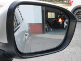 後側方車両検知警報システム!死角になりやすい斜め後方からの接近車両を検知し、ドアミラーインジケ