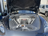 4.0L V8ツインターボエンジンが生み出す圧巻のパワーと、瞬時にシフトを繋ぐPDKによるダイレクトな加速フィール。高速域でも安定感を失わない4WDシステムが、あらゆるシーンでドライバーに絶対的な安心感を与えま