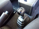 ☆パートタイム4WD!路面状況に応じて2WDと4WDを任意に切り替えて走行できます!モード切替操作を行うのが副変速機、ダイレクトな操作感があるトランスファーレバーで行います☆