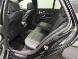 レザー表皮が使用感の殆ど無い清潔感が漂うコンディションの後部座席には後席専用の左右独立シートヒーターなども備わっておりますので、快適なドライブをお楽しみ頂けます。