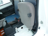 助手席は、はね上げ機構付シートになっています☆
