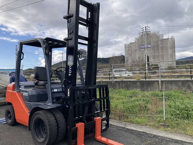 トヨタL&F エンジンフォークリフト ヒンジ付 4.5mハイマスト 2.5t