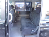 セカンドシートはベンチタイプ。8人乗りです。