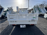 車輛後面:荷台に目立つ凹凸や傷無しです。荷台・鳥居、塗装済で汚れも無しです😊⭐ダンプ昇降良好です👍栃木県栃木市トラックダンプ専門Hi TRADING(ハイトレーディング)📞0282-62-0202