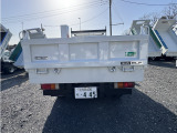 車輛後面:荷台に目立つ凹凸や傷無しです。荷台・鳥居、塗装済で汚れも無しです😊⭐ダンプ昇降良好です👍栃木県栃木市トラックダンプ専門Hi TRADING(ハイトレーディング)📞0282-62-0202