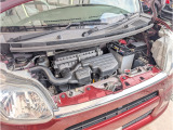 異音や油脂類の漏れもなく奇麗なエンジンルーム。納車整備時にはバッテリー、エンジンオイル、オイルフィルター、エアコンフィルター、ワイパーブレード、スマートキー電池など当店の整備メニューを施して納車します。