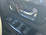 運転席ドアスイッチ。パワーウィンドウ・電動ミラー操作が可能です。