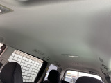 天井は特に目立つキズや汚れも無く綺麗な状態です!天井も高く、広々とした車内はとても快適です!当店はアフターメンテナンスも充実しておりますのでお気軽にご相談下さい!!