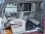 助手席を倒せばテーブルとして使用できます。ドライブの際には車内が休憩スペースにもなるので便利ですよ!