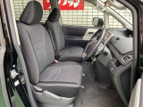 フロントシートは使用感はありますが当店は全車クリーニングを実施しておりますので、とても綺麗な状態です!車内は広々としていて、ゆったりとした8人乗りです!お出かけにも大活躍!
