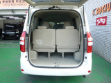 広々トランクでレジャーにも最適!三列目は跳ね上げ収納が可能ですのでとても広々使えます!遠出などの際、たくさん荷物も積めて大活躍です!!是非この機会にお問い合わせください!!