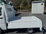 荷台左側:3方開仕様です。積み込み作業の時間短縮になります👍荷台に目立つ凹凸や傷無しです。塗装済ですので、汚れも無しです😊👍