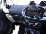 純正オーディオシステム[AM&FMラジオ/USB/AUX/Bluetooth接続対応]や音声タイプETC車載器、スマートフォンクレードルなどオプション装備を含め充実の装備内容となっております!!