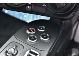 【気持ち良くご納車致します】仕上げ専門スタッフによる、専用ポリッシャーによるボディの磨き仕上げ、ホイール、タイヤハウス内側の清掃、内装の抗菌クリーニング、各部スイッチ、ハンドル、細部の清掃を行います。