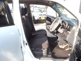 運転席と助手席の真ん中のひじ掛けには小物入れが付いていますので便利です。ベンチシートでどちらからのドアからでも簡単に乗り降りできますし足元も広々で窮屈さがありません。