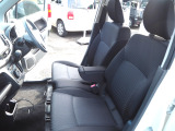 運転席と助手席の真ん中のひじ掛けには小物入れが付いていますので便利です。ベンチシートでどちらからのドアからでも簡単に乗り降りできますし足元も広々で窮屈さがありません。