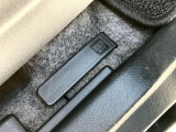 ●給油口オープナーは運転席右下にあります●