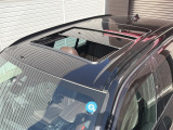 【サンルーフ スライドオープン】車内にいながら青空や星空観察ができるので、大人も子供も楽しめる大人気の装備です!