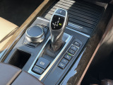 【シフトレバー・パーキングブレーキ】パーキングブレーキは電動パーキングとなっています。ボタン式で力も必要なく指先1本でパーキングブレーキをかけることができます。