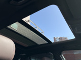 【サンルーフ オープン時】車内に明かりを取り入れたり景色を楽しむ以外にも、車内の空気も簡単に換気できて快適です!