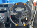 社外ステアリングが装備されております。大きさも小さいので操作性もいいです。見た目もかっこいいでのオススメです。