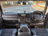 年式のわりに結構低走行だから内装も使用感少なく気持ちいいですよ!あと禁煙車だから室内に匂いはありません。ほぼ無臭レベルです!ダークプライムだからレザーシートやインパネ回りの黒木目もカッコいいですね。