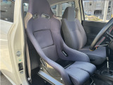 運転席には社外のフルバケットシートが装備されております。ホールド性が非常に高く長距離でも疲れづらいです。見た目もかっこいいですしね。